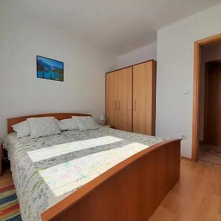 Tihana With A Partial Sea View Apartament Veglia